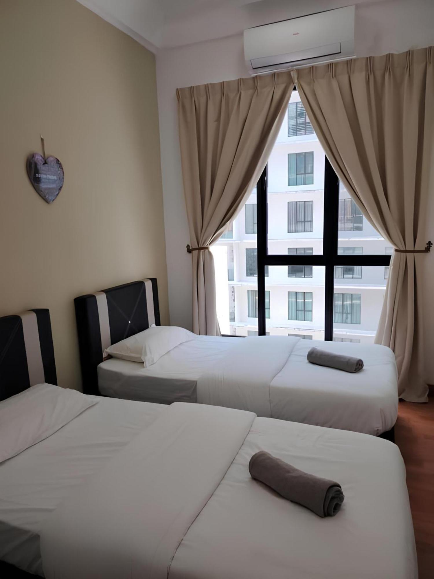 Paradigm Mall Platino 2br 2free By Natol Apartment *