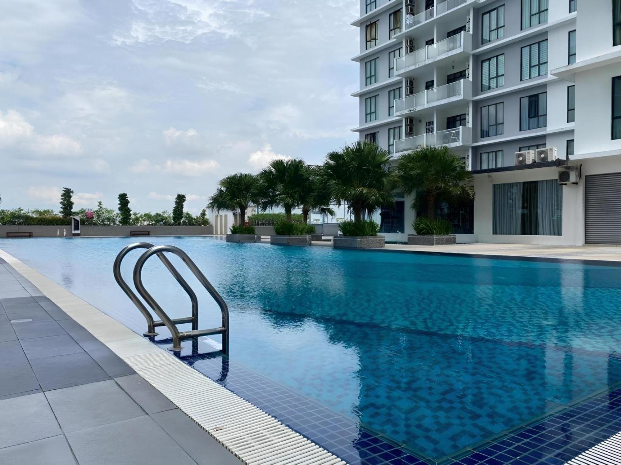 Paradigm Mall Platino 2br 2free By Natol Apartment *
