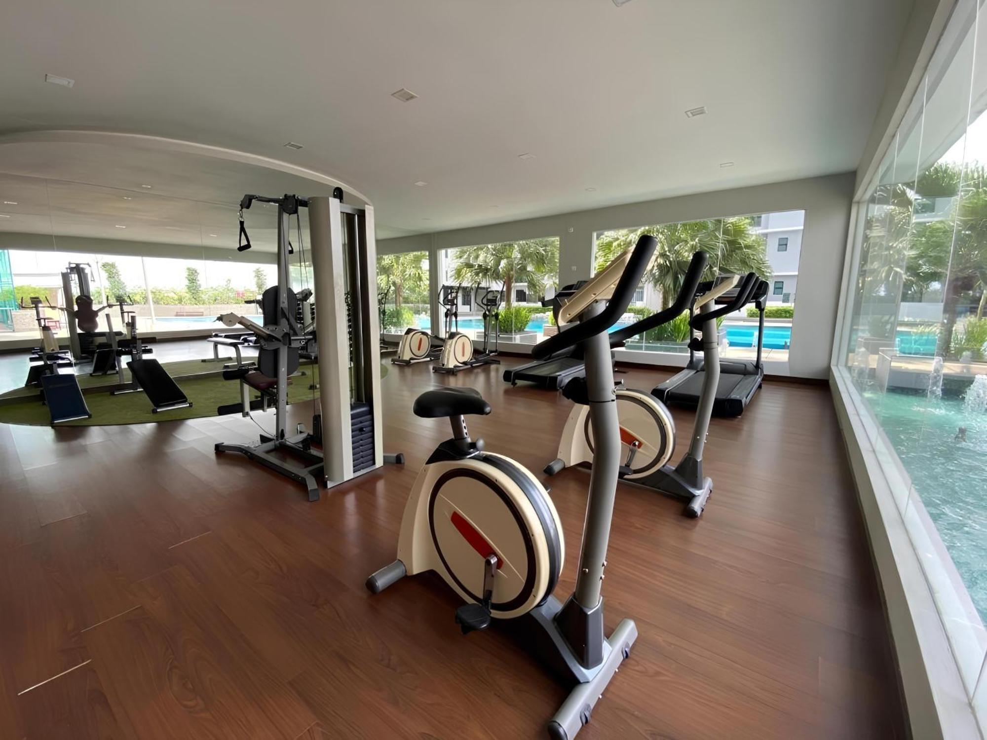 Paradigm Mall Platino 2br 2free By Natol Apartment *